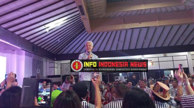 Ganjar Pranowo dan Relawan Kompak Pakai Kemeja Garis Hitam-Putih, Ternyata Desain dari Jokowi